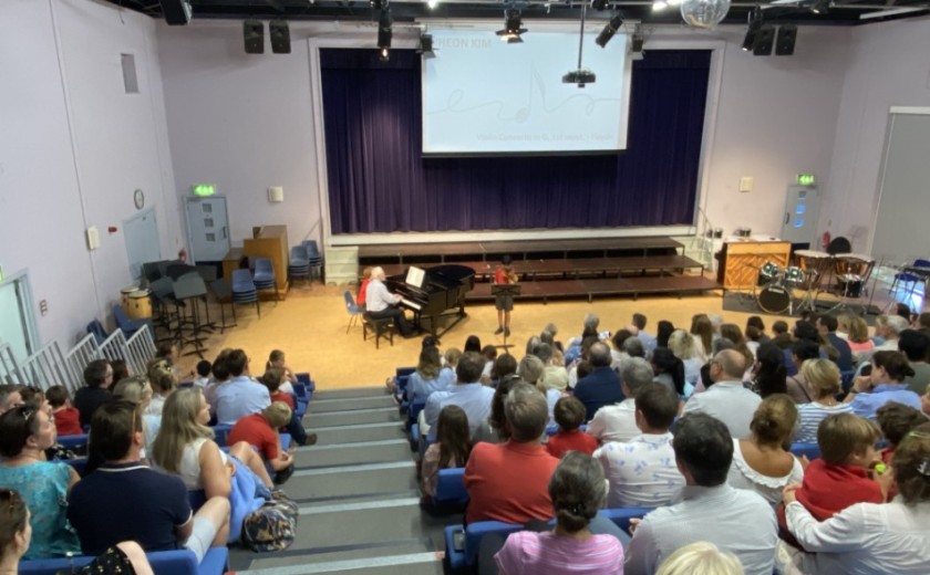 full audience at concert